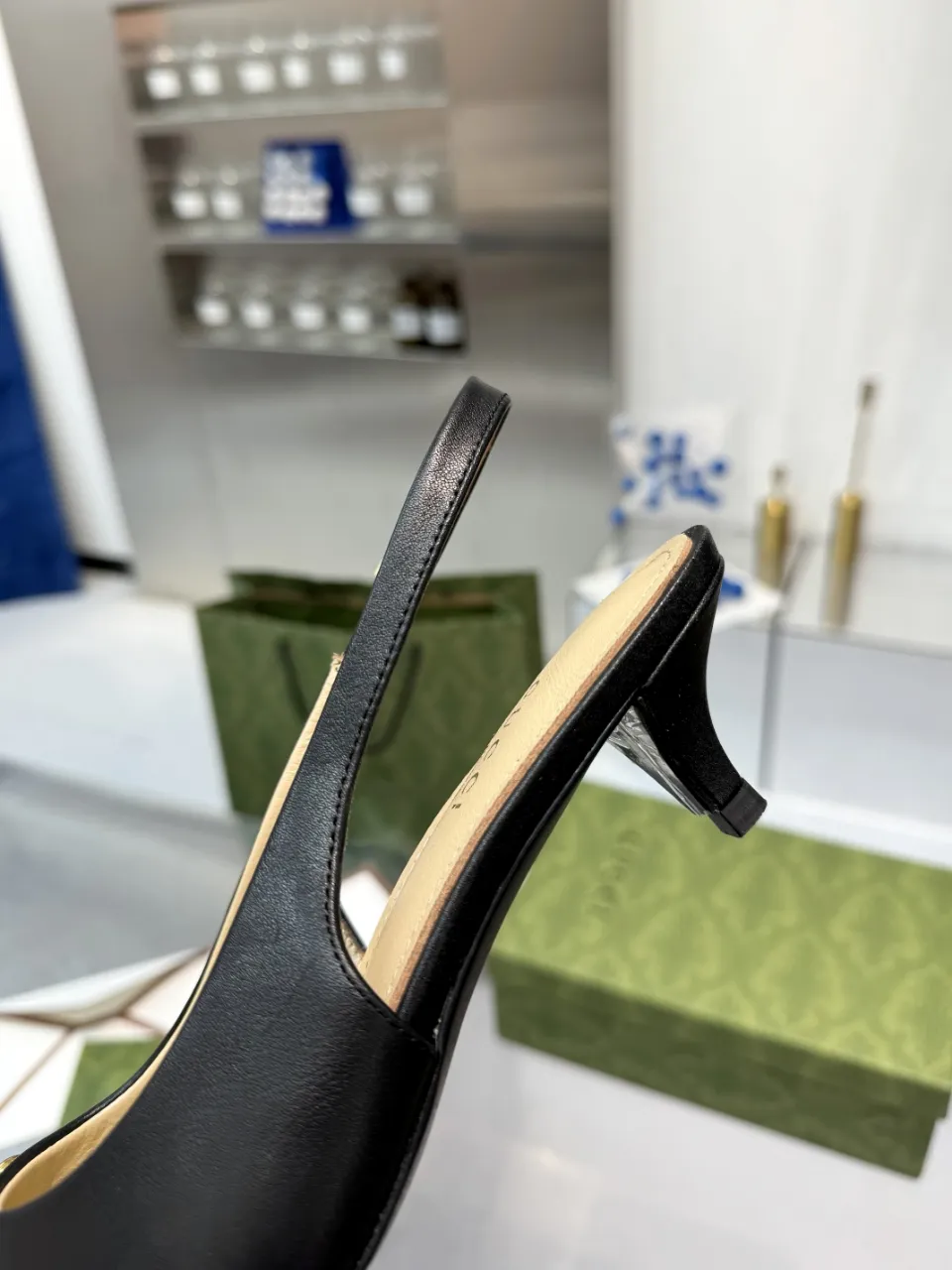 👟👟Ex-factory price 440👟👟 (genuine leather sole +40) Gucci Original GG canvas adds dazzling essence to these slingback pumps. Brown leather piping and light gold-toned hardware are complemented by beige and brown graphics. The pointed toe, elasticated straps and low heel all work together to create a comfortable fit. Upper: Made of first-layer imported patent cowhide/sheepskin lining. Outsole: rubber non-slip outsole/genuine leather outsole. Size: 35-42 (34/41 42 customized, non-refundable)